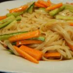 Салат с рисовой лапшой, огурцом и морковью