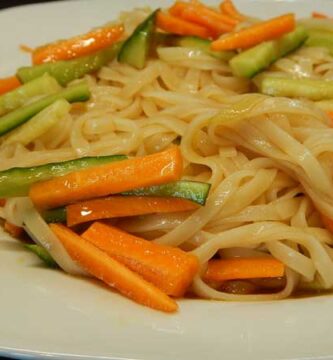 Салат с рисовой лапшой, огурцом и морковью