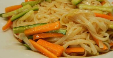 Салат с рисовой лапшой, огурцом и морковью