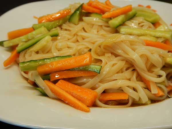 Салат с рисовой лапшой, огурцом и морковью